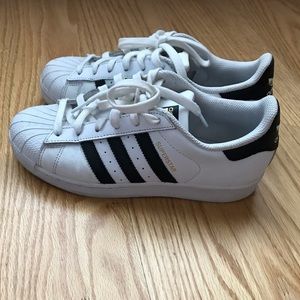 Women’s Adidas Superstar Sneakers⭐️